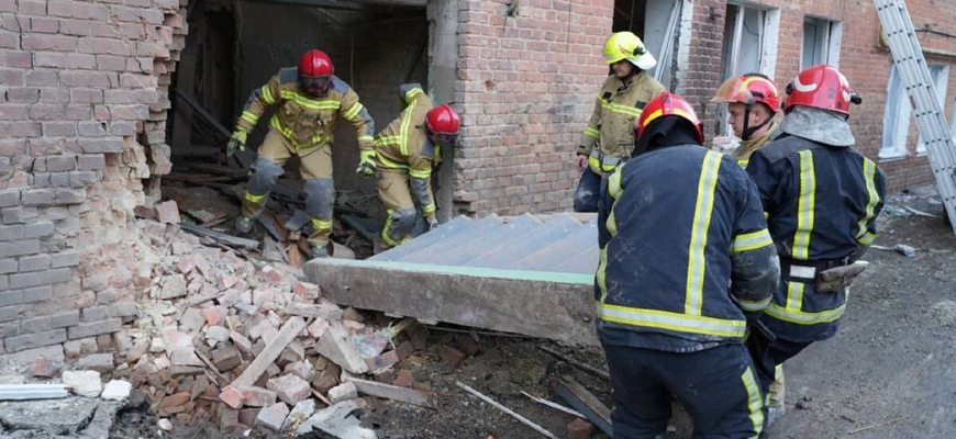 У ДСНС розповіли про наслідки удару безпілотника по багатоповерхівці на Хмельниччині: семеро поранених