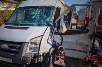 У ДСНС повідомили про наслідки ворожого удару по Київщині: дрон упав на дорогу з автівками