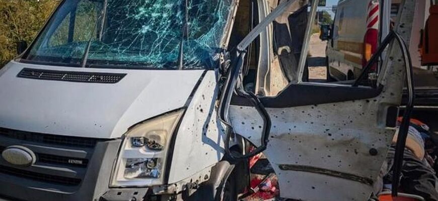 У ДСНС повідомили про наслідки ворожого удару по Київщині: дрон упав на дорогу з автівками