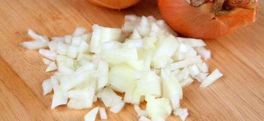 Сльози під час нарізання цибулі зупинить простий кухонний прийом