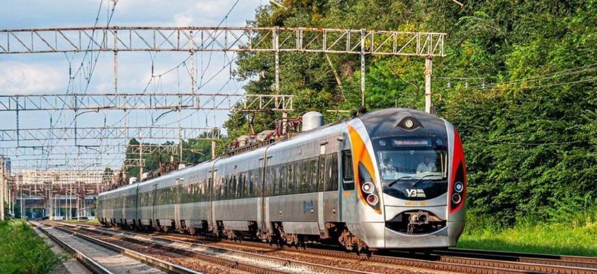 Понад 30 потягів «Укрзалізниці» затримуються через обстріли: що відомо про графік Понад 30 потягів «Укрзалізниці» затримуються через обстріли: що відомо про графік