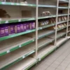 Російські обстріли складів спричинили паніку в супермаркетах і тимчасові ліміти на продукти