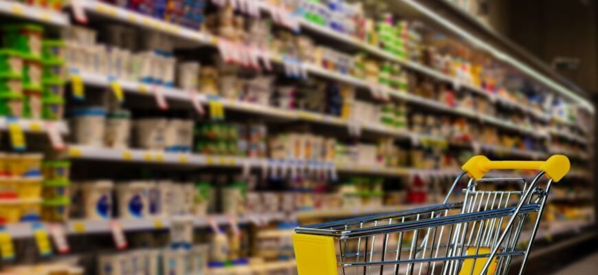 Увечері війська РФ ударили по продуктових складах у великому місті, спалахнула пожежа