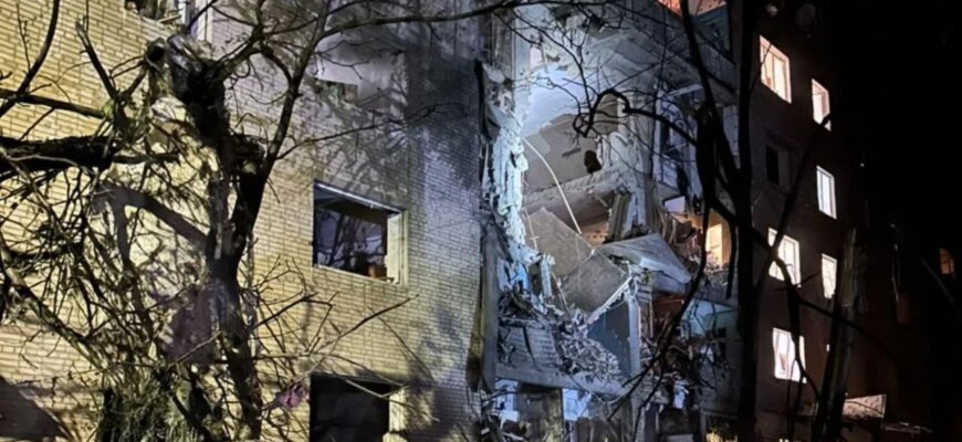 Увечері війська РФ ударили керованими авіабомбами по житловій багатоповерхівці в обласному центрі