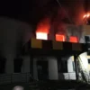 Увечері ворожий дрон ударив по ліцею на Київщині та спричинив велику пожежу