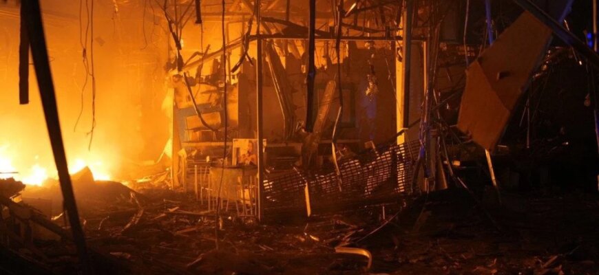 У Запоріжжі загорівся торговельний центр – росіяни атакували місто дронами