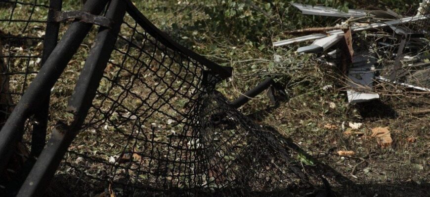 «Осколок ось тут мені застрягає» — у Дніпрі після атаки РФ загинули двоє людей, поранені дев’ятеро «Осколок ось тут мені застрягає» — у Дніпрі після атаки РФ загинули двоє людей, поранені дев’ятеро