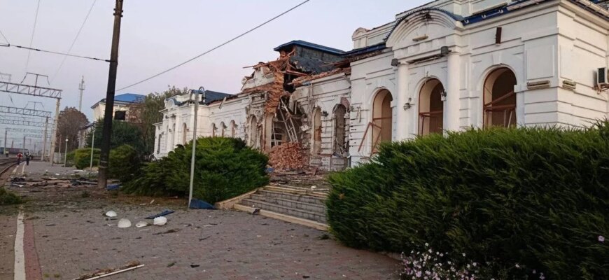 Уранці російські війська вдарили дроном по залізничному вокзалу на Харківщині