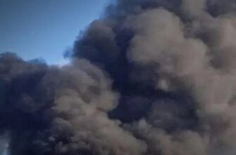Удар бойового дрона РФ по торговому центру: є поранений