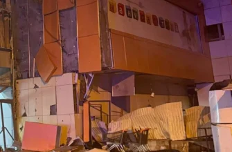 Російський безпілотник влучив у ТРЦ у Сумах, є загиблі та поранені