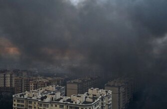 У Києві вдень чути вибухи, місто затягує чорним димом: кількість постраждалих зростає