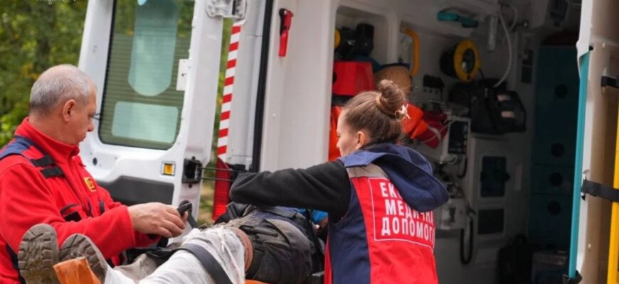 «Людей виводили з охопленої вогнем будівлі» — війська рф завдали удару по інфраструктурі Запоріжжя