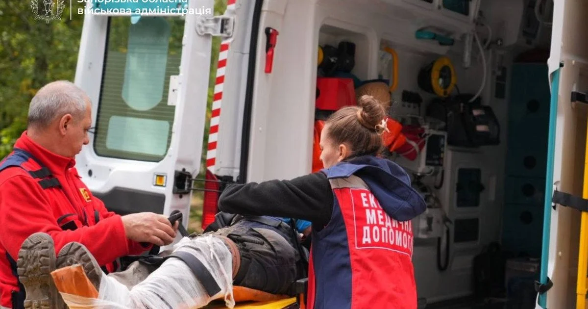 «Людей виводили з охопленої вогнем будівлі» — війська рф завдали удару по інфраструктурі Запоріжжя