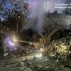 Під завалами шукають людей — росіяни вщент зруйнували житловий будинок у Запоріжжі