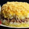 Цибулю замаринуйте заздалегідь – салат із куркою та сиром стане окрасою столу
