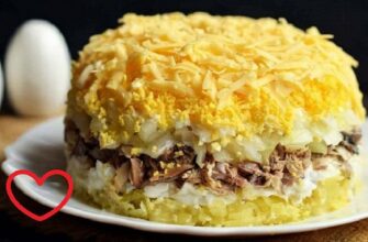 Цибулю замаринуйте заздалегідь – салат із куркою та сиром стане окрасою столу