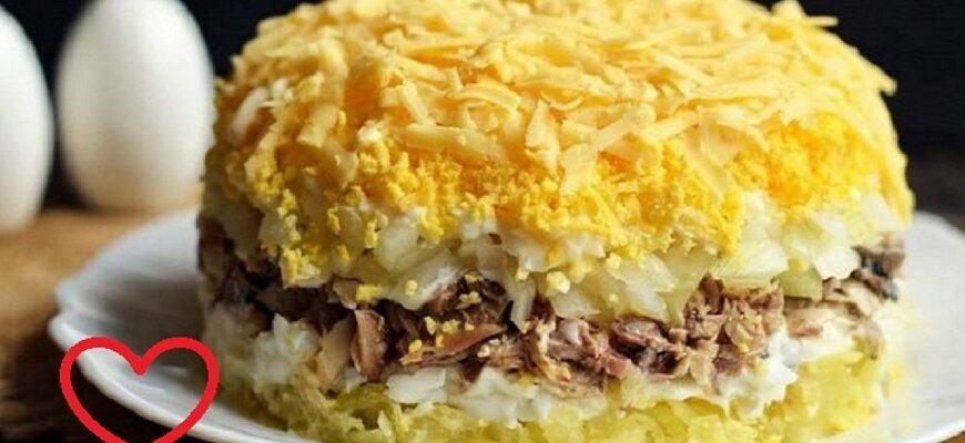 Цибулю замаринуйте заздалегідь – салат із куркою та сиром стане окрасою столу