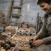 Картопля не проростатиме до весни: що покласти в ящик із врожаєм (відео)
