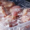 М’ясо в морозилці може лежати місяцями — фахівці назвали точні терміни для курятини, свинини та яловичини