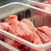 Скільки часу дозволено тримати сире м’ясо в морозильній камері: реальні терміни придатності