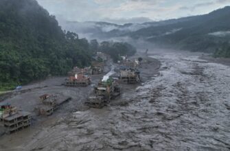 Після повені в Непалі рятувальники дістали з-під землі двох живих робітників
