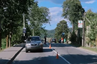 На Прикарпатті авто вилетіло на тротуар і збило двох школярок: одна померла після п’яти днів коми