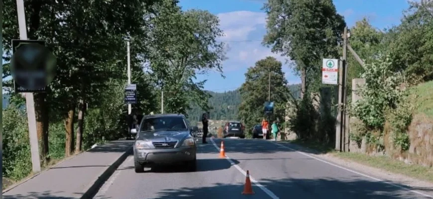 На Прикарпатті авто вилетіло на тротуар і збило двох школярок: одна померла після п’яти днів коми