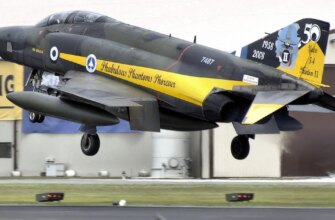 Під час авіашоу в Греції винищувач F-4 Phantom упав і вибухнув на очах у тисяч глядачів