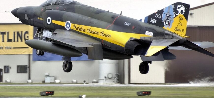 Під час авіашоу в Греції винищувач F-4 Phantom упав і вибухнув на очах у тисяч глядачів Під час авіашоу в Греції винищувач F-4 Phantom упав і вибухнув на очах у тисяч глядачів
