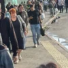У Києві після нічної атаки РФ транспортний колапс – люди годинами стоять на зупинках