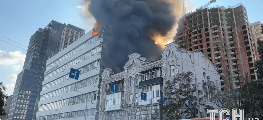 Уранці під час чергової атаки на Київ окупанти поцілили в медцентр