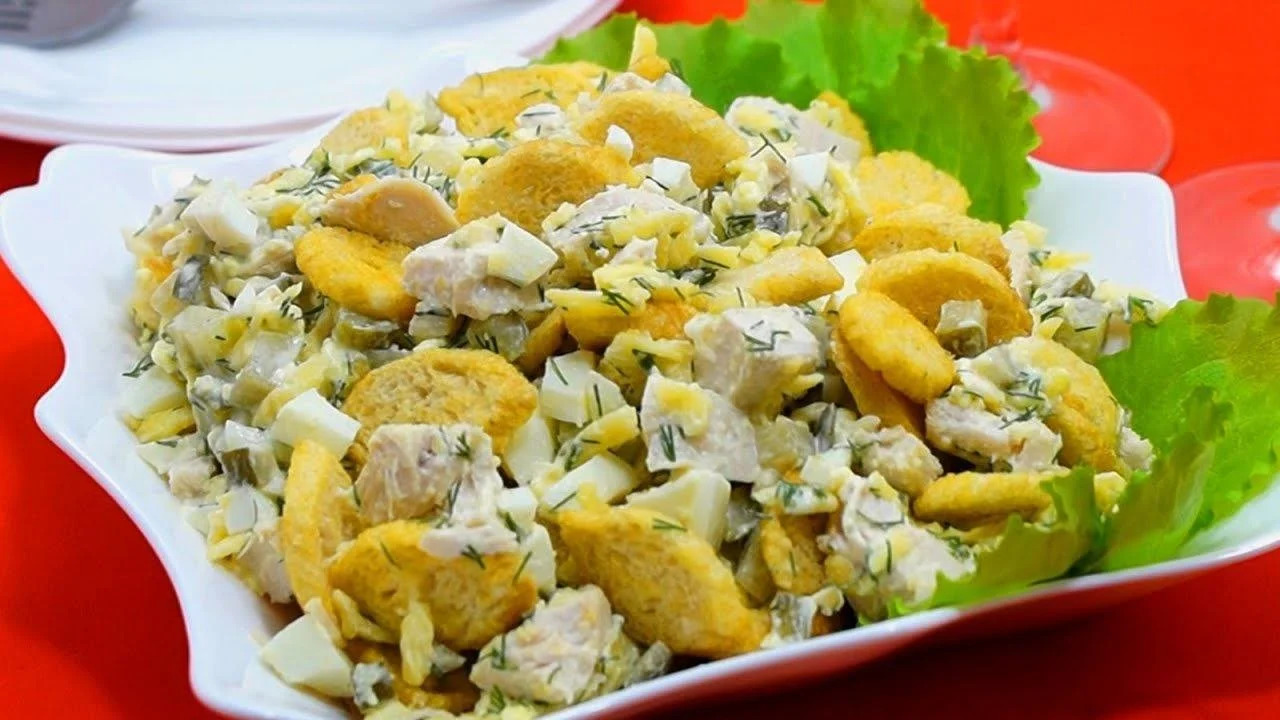Салат «Ольга» готується з найпростіших продуктів та збирає безліч компліментів