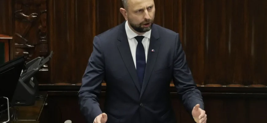 «Цькуйте українців й далі»: глава Міноборони Польщі виголосив емоційну промову в Сеймі