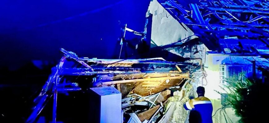 У Дніпрі з-під завалів врятували трьох людей, які перебували в підвалі