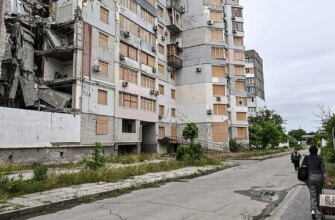 У Херсоні після удару КАБ обвалився під’їзд будинку, троє поранених У Херсоні після удару КАБ обвалився під’їзд будинку, троє поранених
