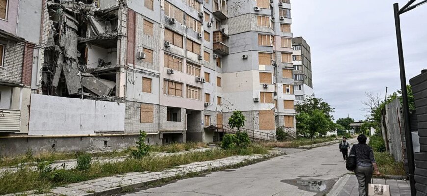 У Херсоні після удару КАБ обвалився під’їзд будинку, троє поранених