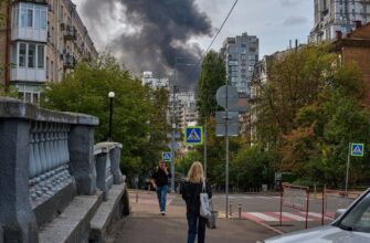 Посеред дня у Києві прогриміли вибухи: небо над містом затягнуло густим димом