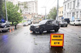 Під час виїзду на головну дорогу в Рівному легковик BMW протаранив мотоцикліста