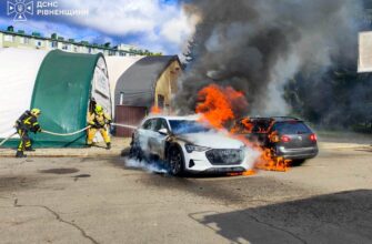 У Рівному спалахнув електрокар Audi e-tron і полум’я ледь не знищило волонтерські намети