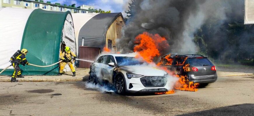 У Рівному спалахнув електрокар Audi e-tron і полум’я ледь не знищило волонтерські намети