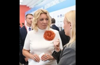 Вбрання, макіяж і зморшки: у Мережі жваво обговорюють нові фото Захарової з форуму