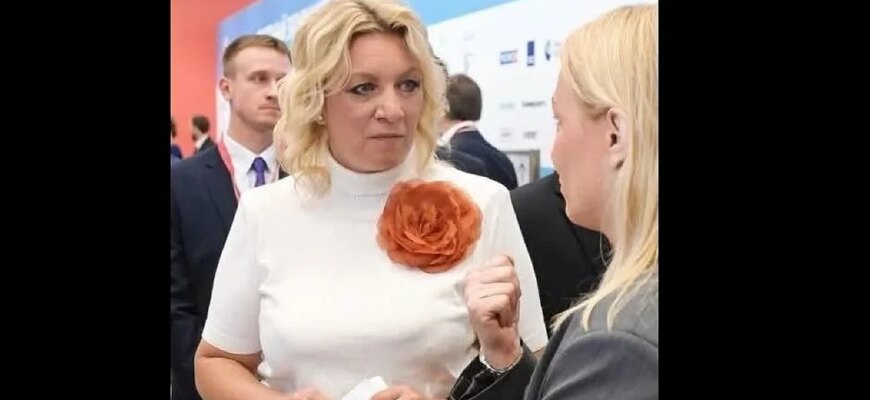 Вбрання, макіяж і зморшки: у Мережі жваво обговорюють нові фото Захарової з форуму Вбрання, макіяж і зморшки: у Мережі жваво обговорюють нові фото Захарової з форуму
