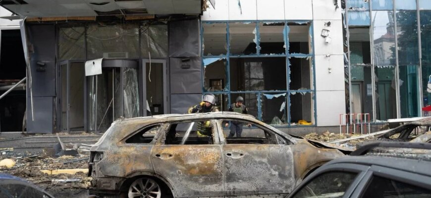 Загинули перехожі та водії під час руху — війська РФ завдали удару по бізнес-центру в Києві