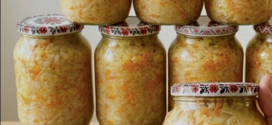 Господиня поділилася рецептом хрумкої капусти на зиму, яку завжди з’їдають першою Господиня поділилася рецептом хрумкої капусти на зиму, яку завжди з’їдають першою