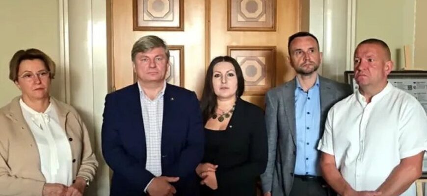 Уряд поїхав на саміт у Буковель замість звіту перед Верховною Радою