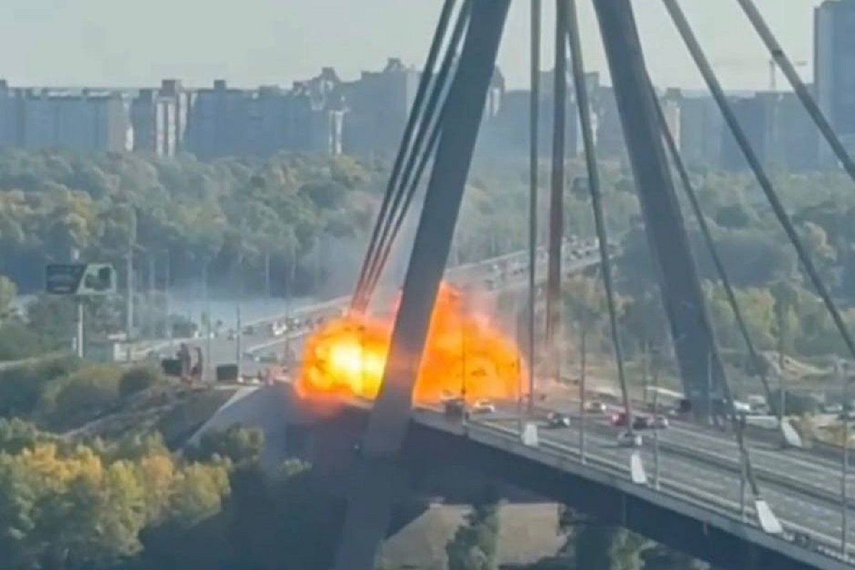Удар по дорожньому полотну та падіння уламків у Києві — росія атакувала столицю під час візиту Мерца