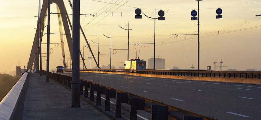 Російський безпілотник знову вдарив по Північному мосту в Києві: частина району залишиться без гарячої води