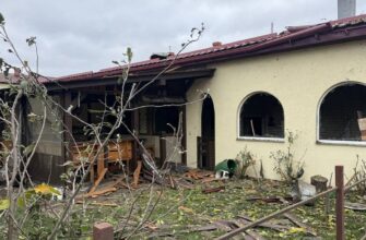 Уламки ворожих безпілотників пошкодили будівлі під Львовом: влада попередила про серйозну небезпеку