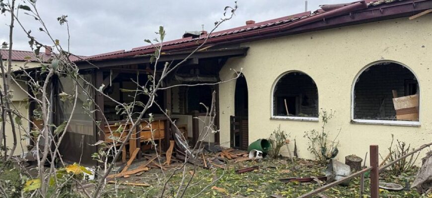 Уламки ворожих безпілотників пошкодили будівлі під Львовом: влада попередила про серйозну небезпеку