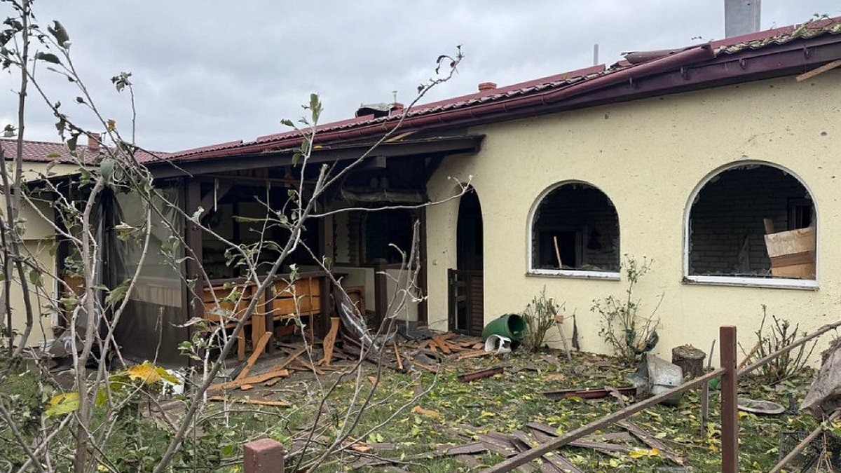 Уламки ворожих безпілотників пошкодили будівлі під Львовом: влада попередила про серйозну небезпеку